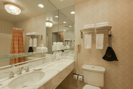 Carlyle Hotel - Bathroom